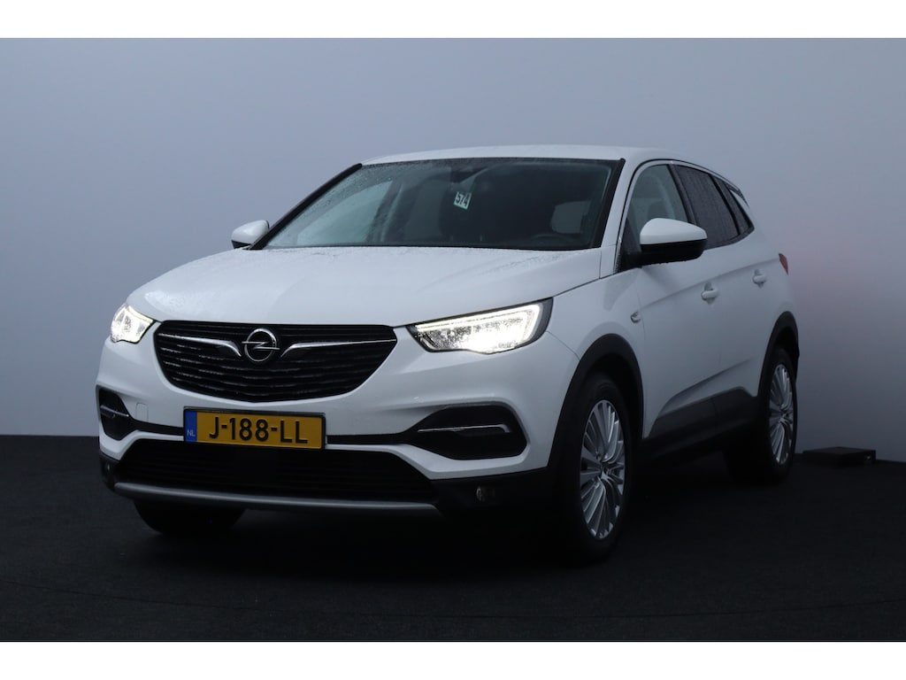 Opel Grandland X 1.2 Turbo Innovation/ D-RIEM VERV: 53.000 KM!/ Camera/ 18'' LMV/ Apple + Android/ Lane-Assist./ Dode-Hoek DET./ Clima/ Cruise/ Bluetooth/ Multi. LEDER. Stuur/ Mistl./ PDC V+A/ Extra getint glas.