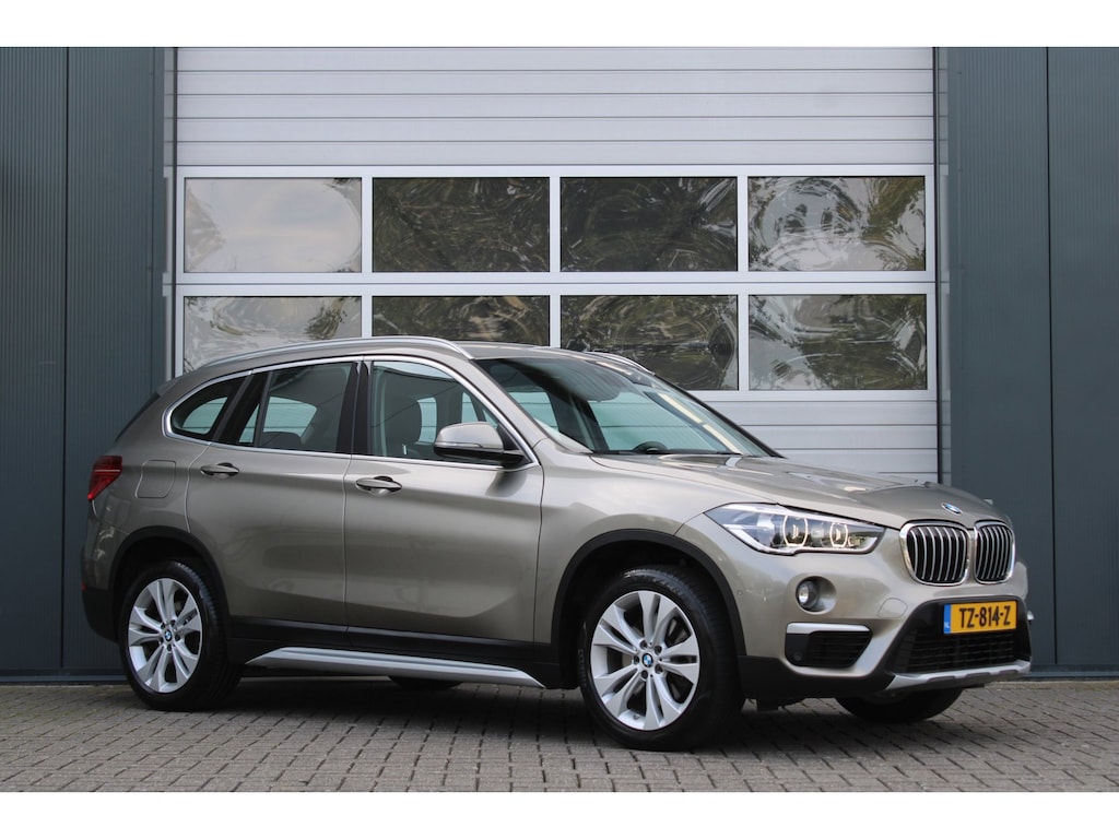 BMW X1 SDrive20i Orange Edition II Automaat Cruise/Camera/HeadUp/Stoelverwarming/LederMemory/PDC/Navi/Bluetooth/LED/18"LM/Trekhaak