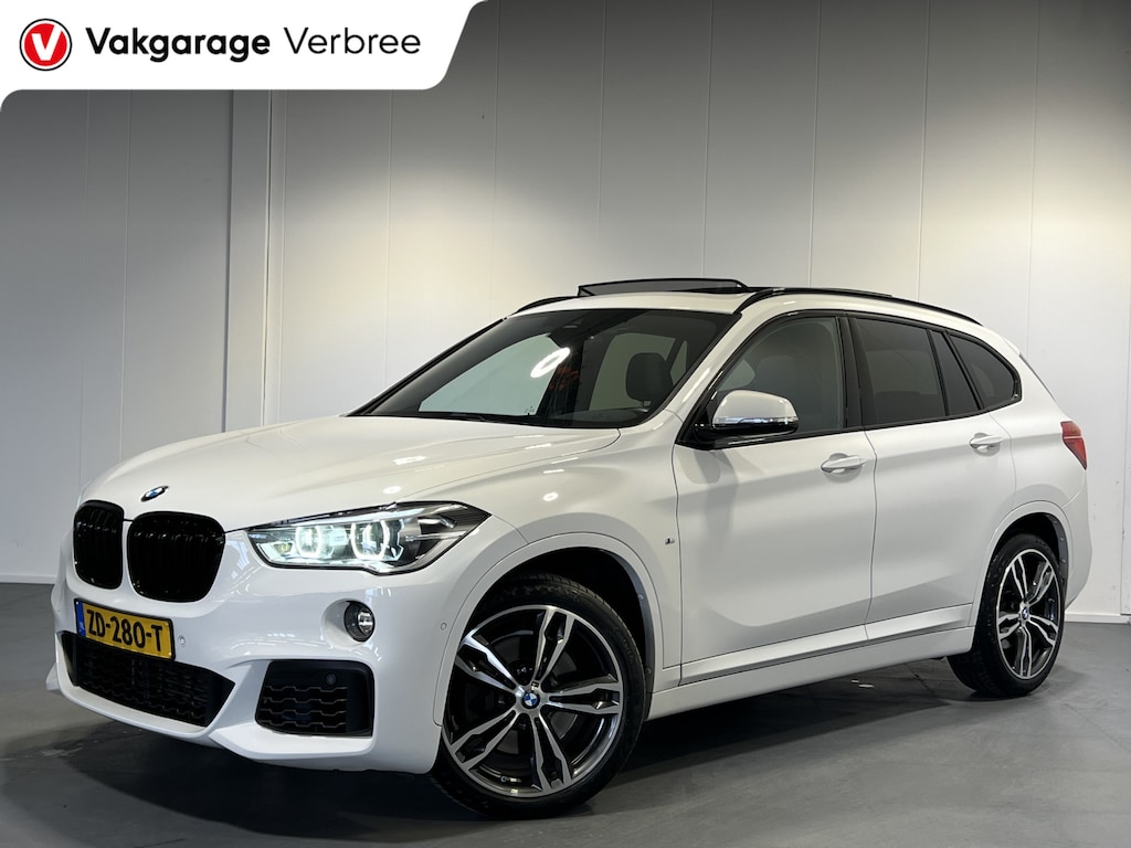 BMW X1 sDrive20i Executive Edition Panoramadak | Trekhaak | Navigatie/Android/Apple Carplay | LM Velgen | Voorstoelen Verwarmd | Achteruitrijcamera | Cruise Control |