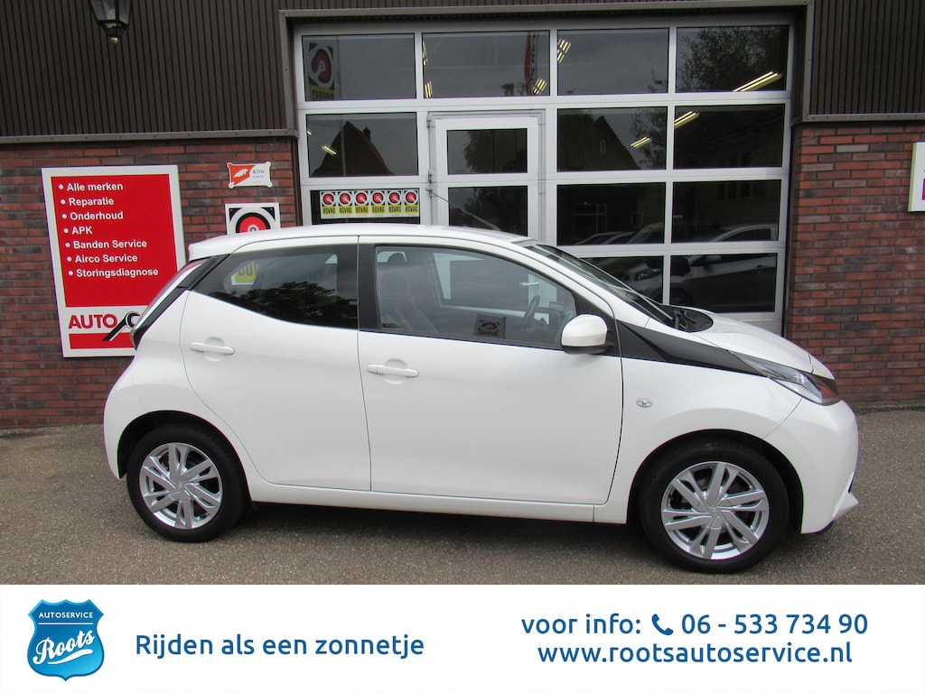 Toyota Aygo 1.0 VVT-i x-wave - Automaat- lichtmetalen velgen en telefoon navi.
