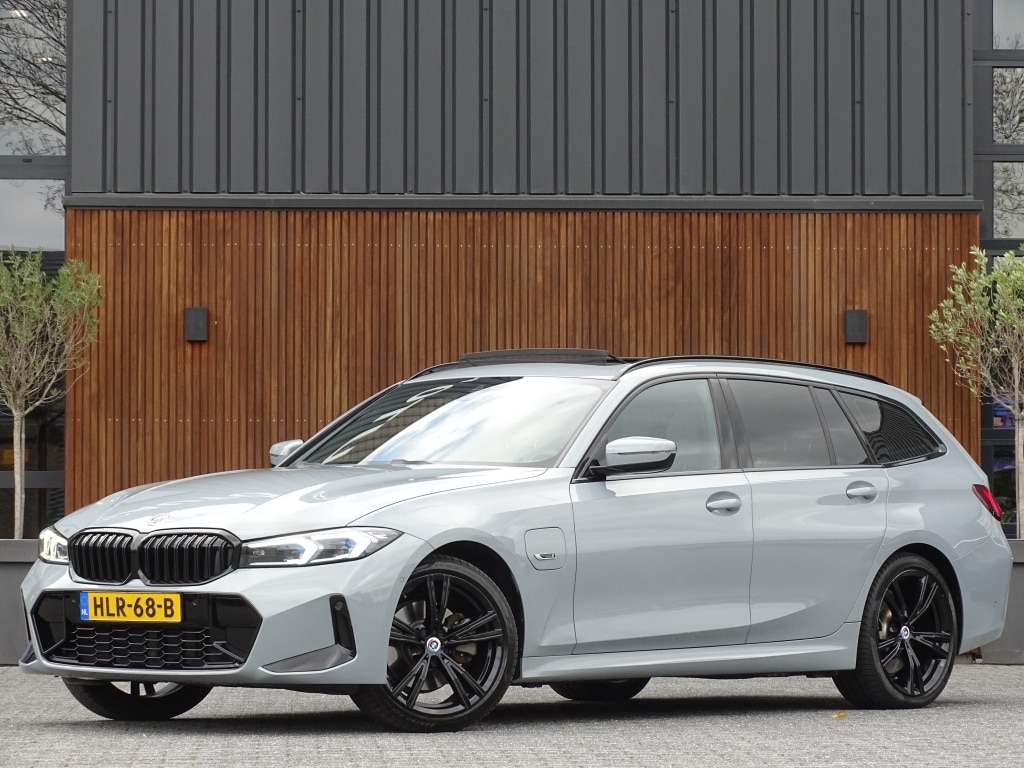 BMW 3-Serie Touring 330e 292PK X-Drive M-Sport / Brooklyn / 2022 / pano / LED