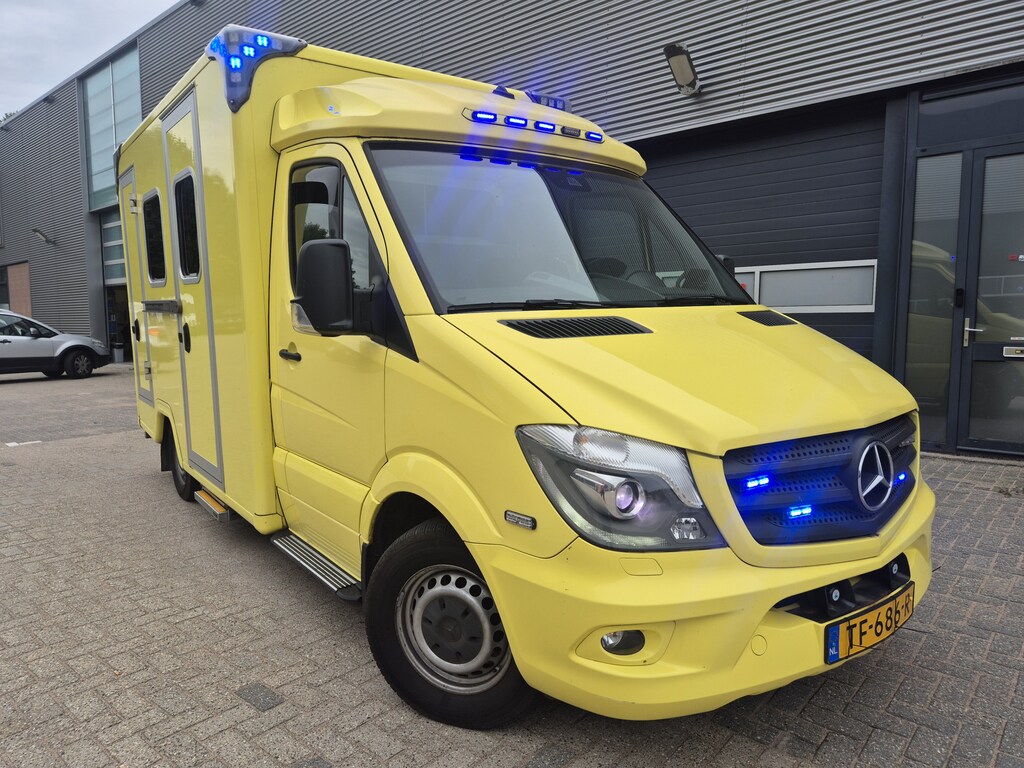 Mercedes-Benz Sprinter Ambulance 319 complete uitrusting MARGE zeer mooi kleun rijbewijs