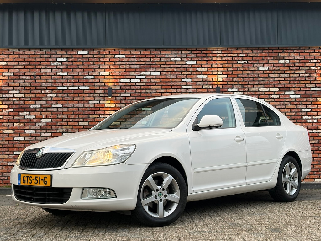 Skoda Octavia 1.2 TSI Ambition Trekhaak Cruise Stoelverw Pdc Xenon Uitstraling!