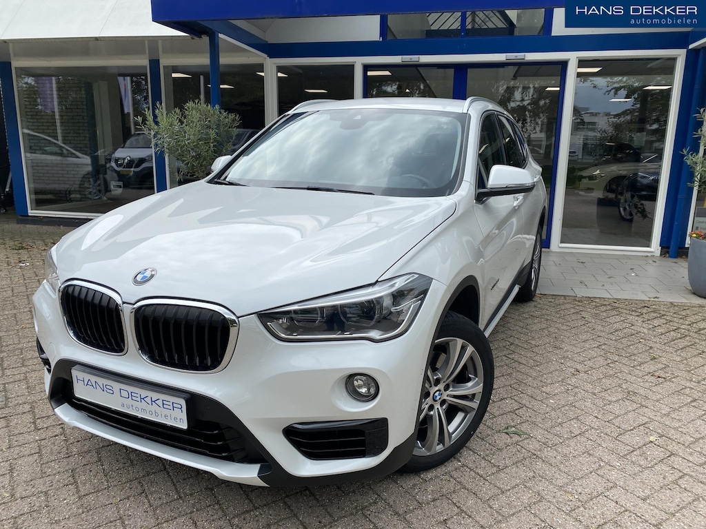 BMW X1 sDrive20i High Executive Stoelverwarming / Trekhaak / Head up / elek stoelen