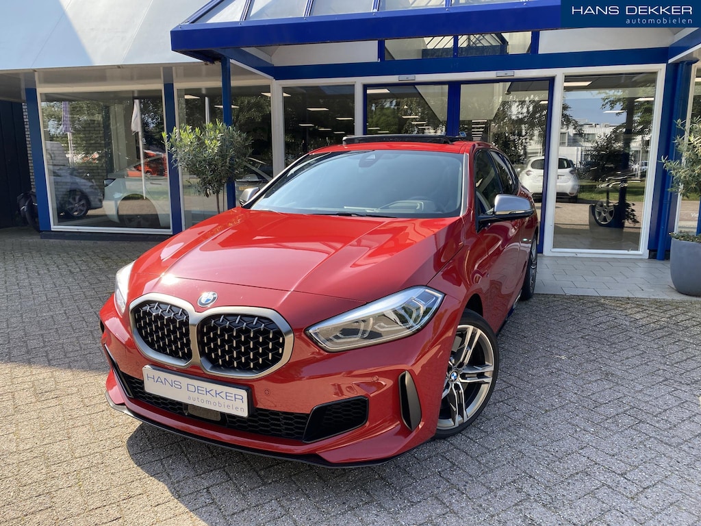 BMW 1-Serie M135i xDrive High Executive Edition Head up / Stuur & Stoel verwarming / ledere kuipstoelen / Harman & Kardon / 1e Lak
