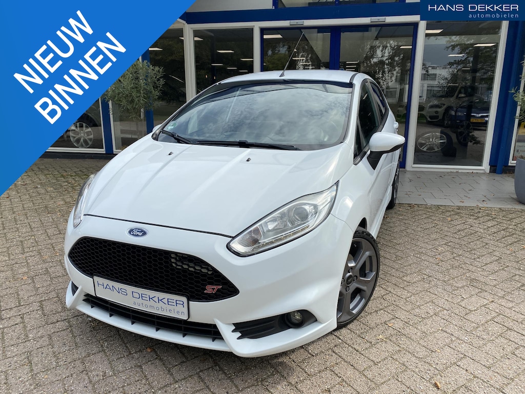 Ford Fiesta 1.6 ST 5 deurs / Milltek Uitlaat / Recaro stoelen / Stoelverwarming/ cruise control/ Carplay / IOK