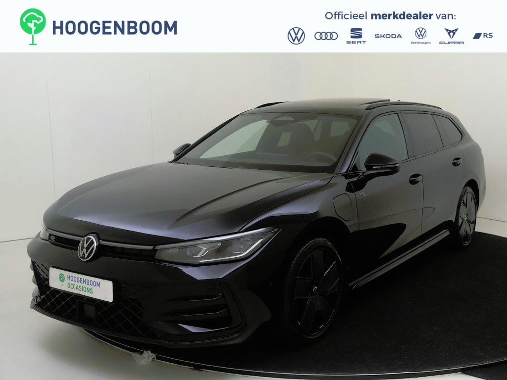 Volkswagen Passat Variant 1.5 eHybrid R-Line Edition | SoH 95% | Panoramadak | Trekhaak | Lederen bekleding 'Puglia' | Adaptieve demping | 360 camera | Harman/Kardon | Head-up display | Black style Plus | Matrix LED verlichting |