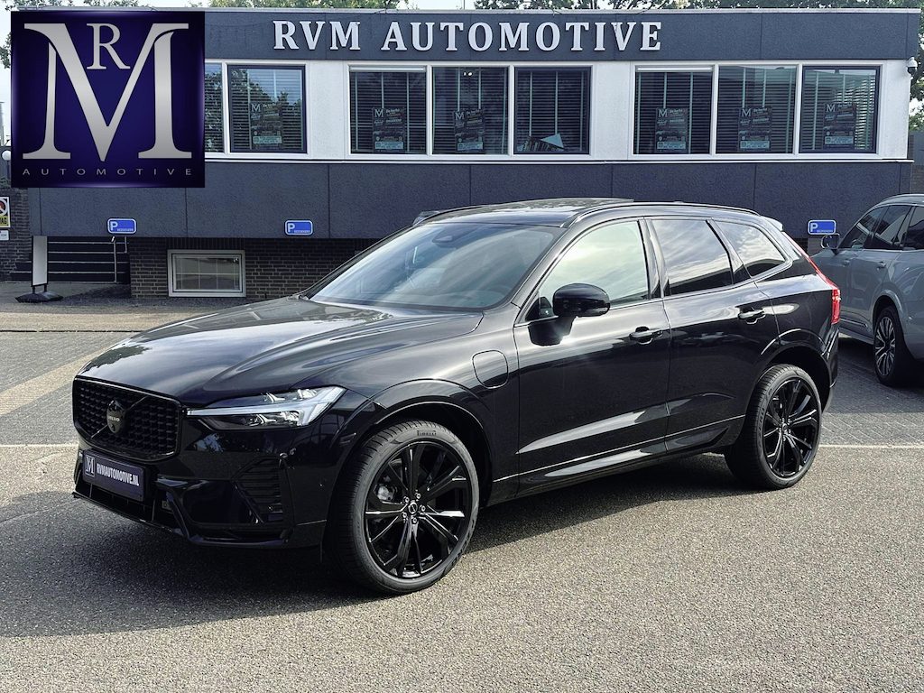 Volvo XC60 2.0 T6 Plug-in hybrid AWD Plus Black Edition LUCHTVERING | ELEK. TREKHAAK | STOEL + STOELVERWARMING | ACHTERBANK VERWARMD | HARMAN KARDON | RIJKLAAR | FABRIEKS GARANTIE T/M 7-2027 | PANO |