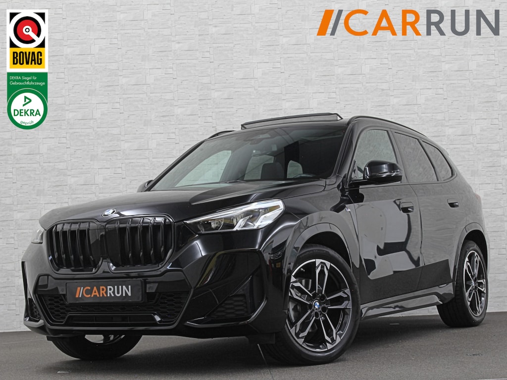 BMW X1 sDrive18i M-Sport | Panorama | Trekhaak | Origineel Nederlands | Sfeerverlichting | Carplay | 19 inch | Getint Glas | DAB | Sportstoelen | Camera | Autom. Achterklep |