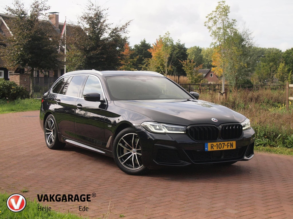 BMW 5-Serie Touring 530e Business Edition Plus | M-Pakket | Head-Up Display | LED-Laser | Camera | Sfeerverlichting | ACC | NL-Auto |