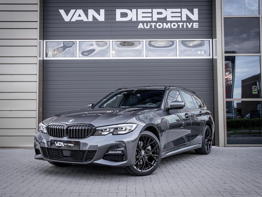 BMW 3-Serie Touring 320e High Executive M-Sport l Pano l ACC | Trekhaak l 360cam l ACC