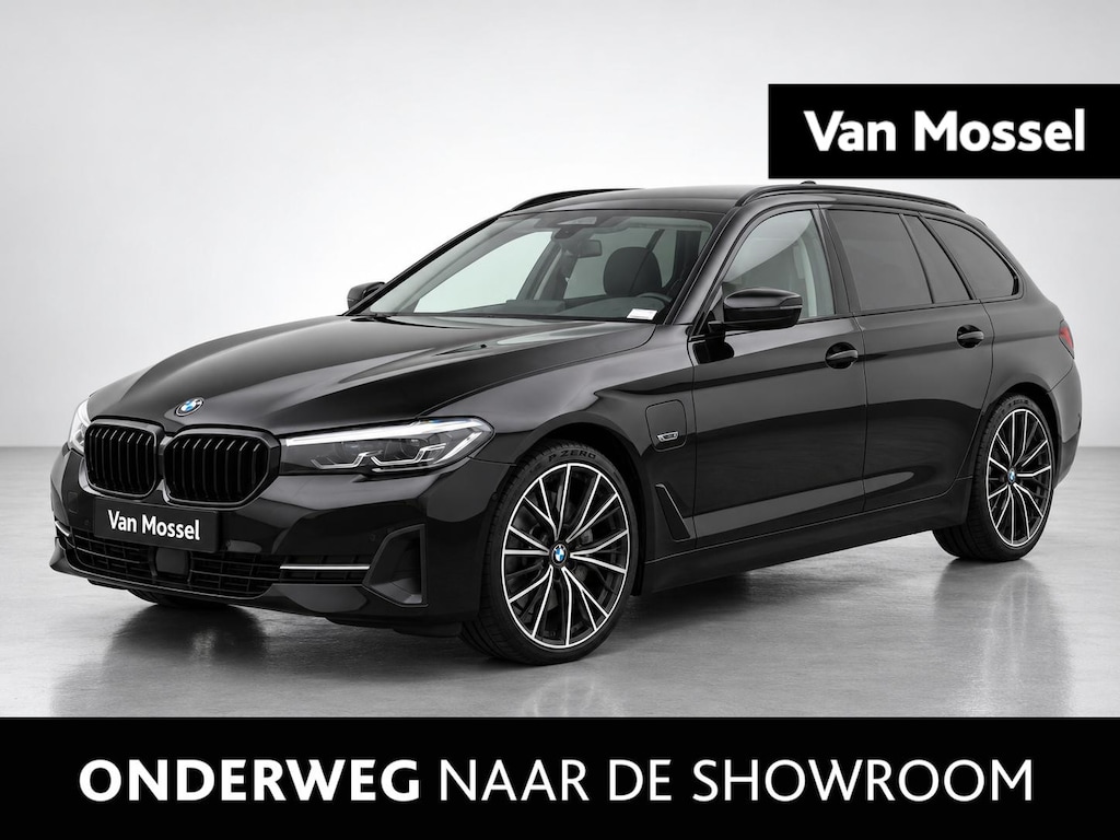 BMW 5-Serie Touring 530e xDrive Business Edition Plus Sensatec | Wordt Verwacht | Automaat | Trekhaak | Apple Carplay / Android Auto | Navigatie | Stoelverwarming | Digital Cockpit | Leder | Parkeer sensoren | Electrische achterklep | Climate control | Adaptieve Cruise control | DAB | Lichtmetalen Velgen |