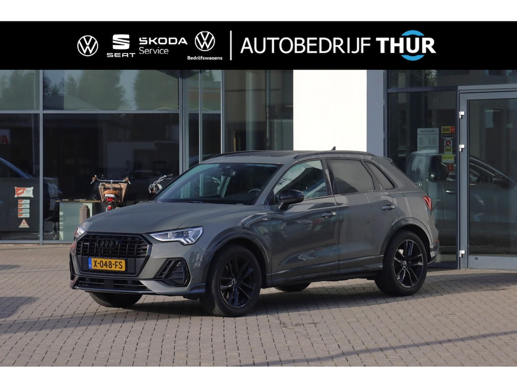 Audi Q3 40 TFSI quattro edition one 190PK / 140kW DSG, S-Line in- en exterieur, LED Matrix koplampen, dynamische richtingaanwijzers achter, verwarmbare voorstoelen, verwarmbaar multifunctioneel lederen stuurwiel, achteruitrijcamera (Rear View), parkeersensoren voor en achter (PDC), navigatie, dodehoekdetectie (Side Assist), elektrische achterklep, panoramadak, elektrisch verstel- en verwarmbare buitenspiegels, 2-zone climatronic, virtual cockpit, keyless start & entry, privacy glas, cruise control, dimmende binnenspiegel etc.