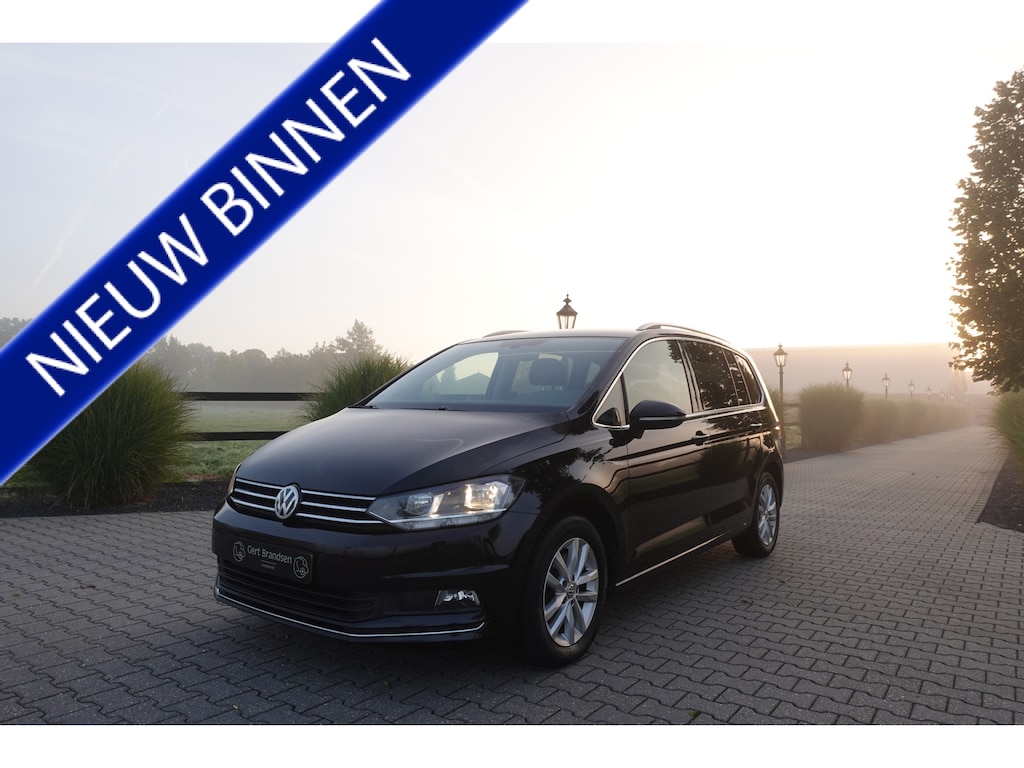 Volkswagen Touran 1.5 TSI Highline 7p | Stoelverwarming | Stuurwielverw. | Carplay | Massage | Adaptive Cruise |