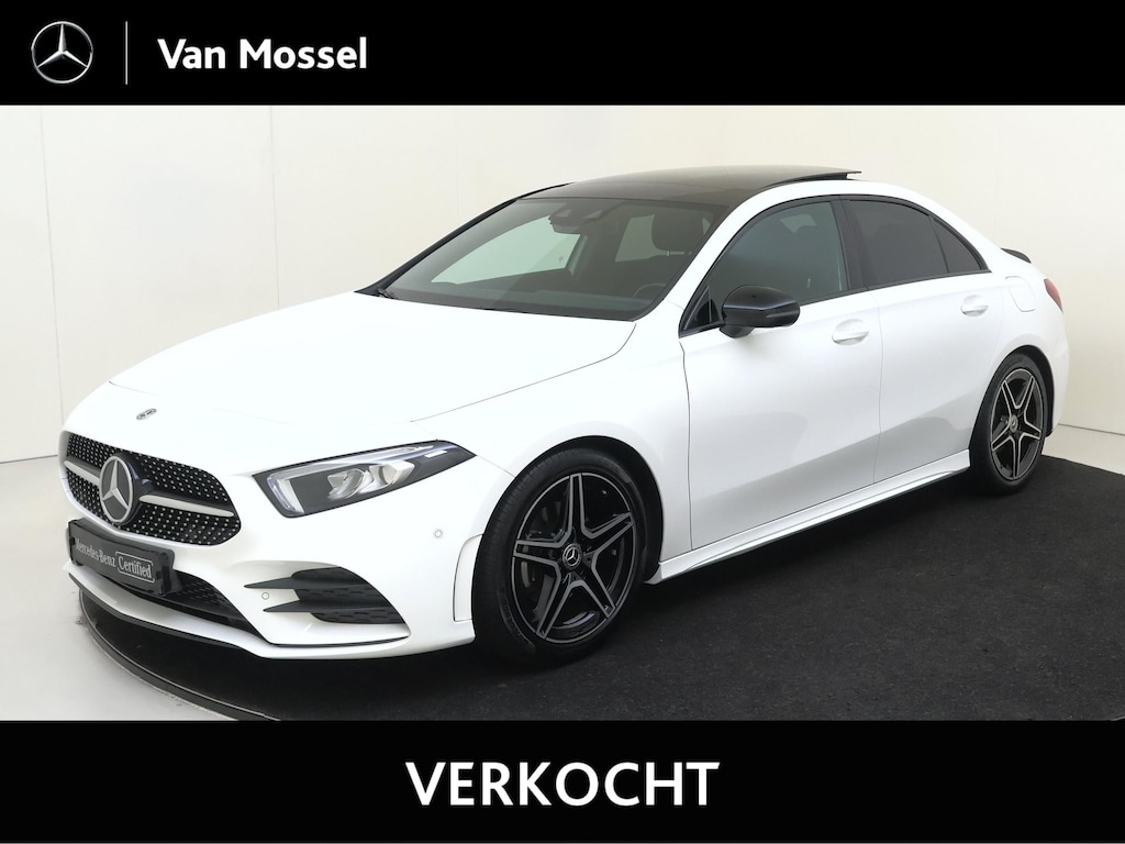 Mercedes-Benz A-klasse 180 Business Solution AMG Panoramadak / Nightpakket / Parkeercamera / Stoelverwarming /