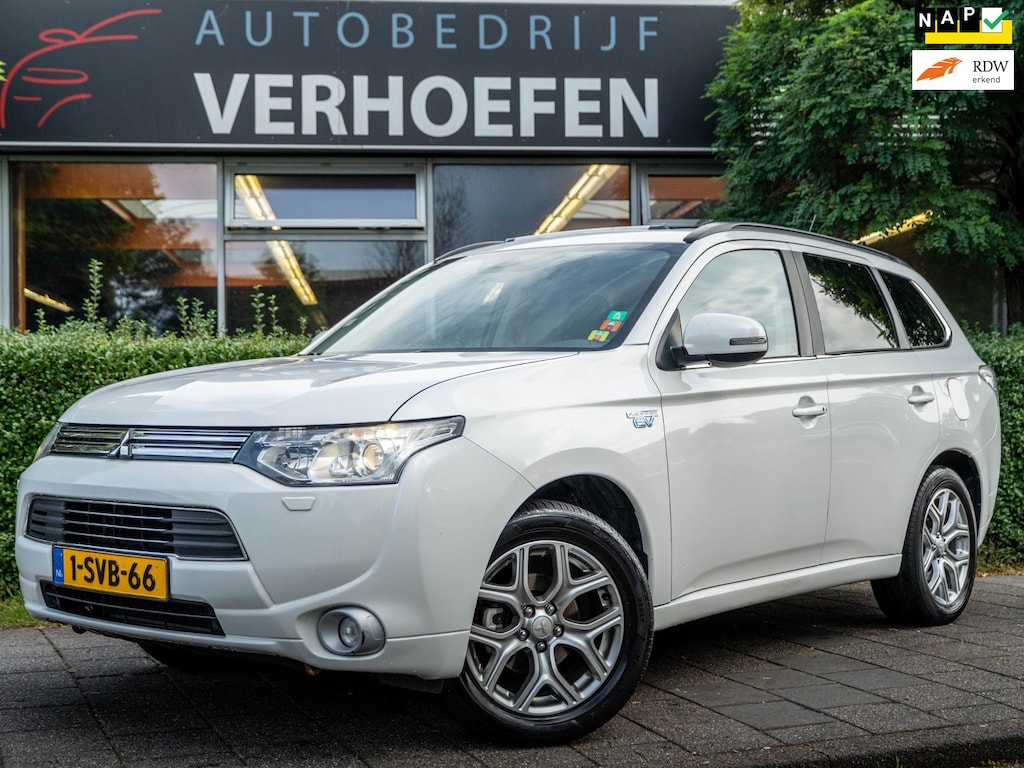 Mitsubishi Outlander 2.0 PHEV Instyle+ PANORAMADAK - ACC - CAMERA - STOELVERWARMING - LEDEREN BEKLEDING - LDW - PDC -TREKHAAK