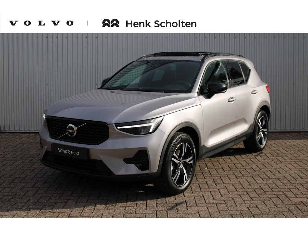 Volvo XC40 B4 Plus Dark | Panoramadak | Trekhaak | Verwarmbare voorstoelen en stuurwiel | Premium audio by Harman Kardon | Apple carplay/Android auto | Keyless | Elektrisch verstelbare stoelen met geheugen | Achteruitrijcamera |