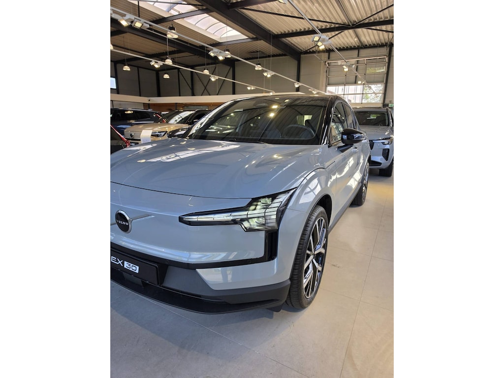Volvo EX30 P5 Long Range Plus Europa 69 kWhe Plus Europa 69 kWh | Elektrisch verstelbare voorstoelen | 20"wielen | Zwart dak | Stoelverwarming