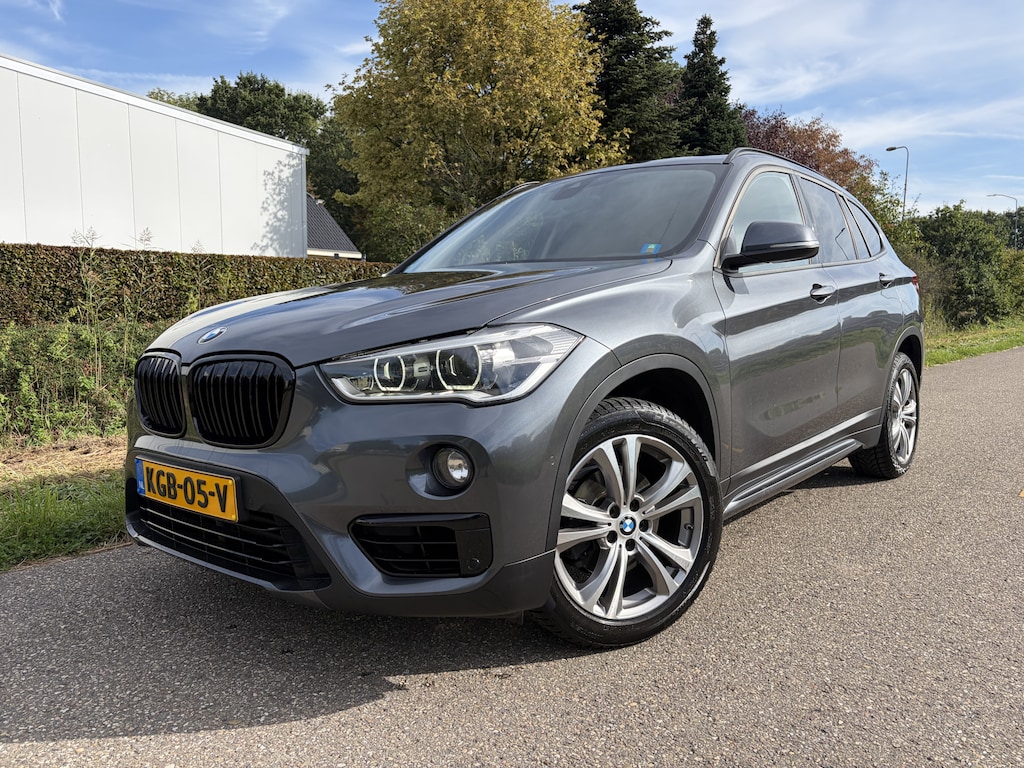 BMW X1 sDrive18i High Executive / AUTOMAAT / NAVI / CAMERA / TREKHAAK / LEER / 113dkm!