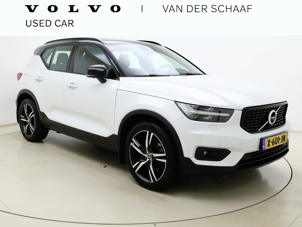 Volvo XC40 T5 262pk Recharge R-Design / Elektr. Stoelen / Panoramadak / Harman&Kardon Audio / Trekhaak / 360 Camera / Full-LED / Leder / Keyless / 19'' + All Season / ACC / BLIS / Stoel + Stuur. Verwarming / DAB /