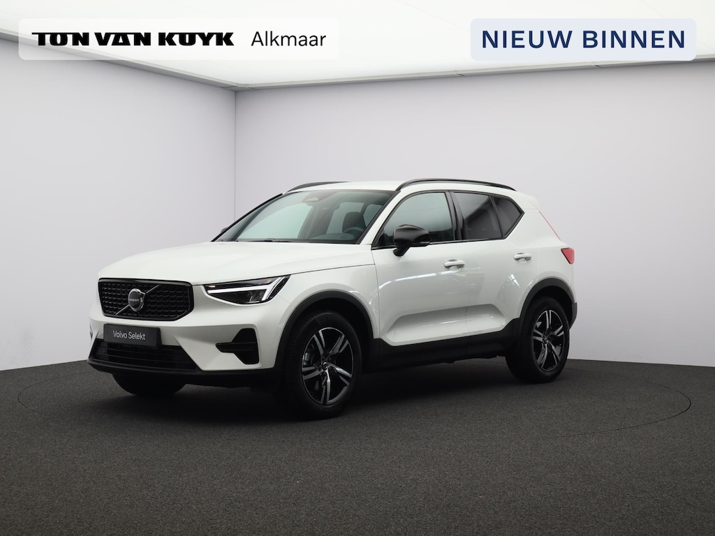 Volvo XC40 2.0 B4 Plus Dark / Trekhaak / Stoel+stuur+voorruitverwarming / Privacy glass / Harman Kardon