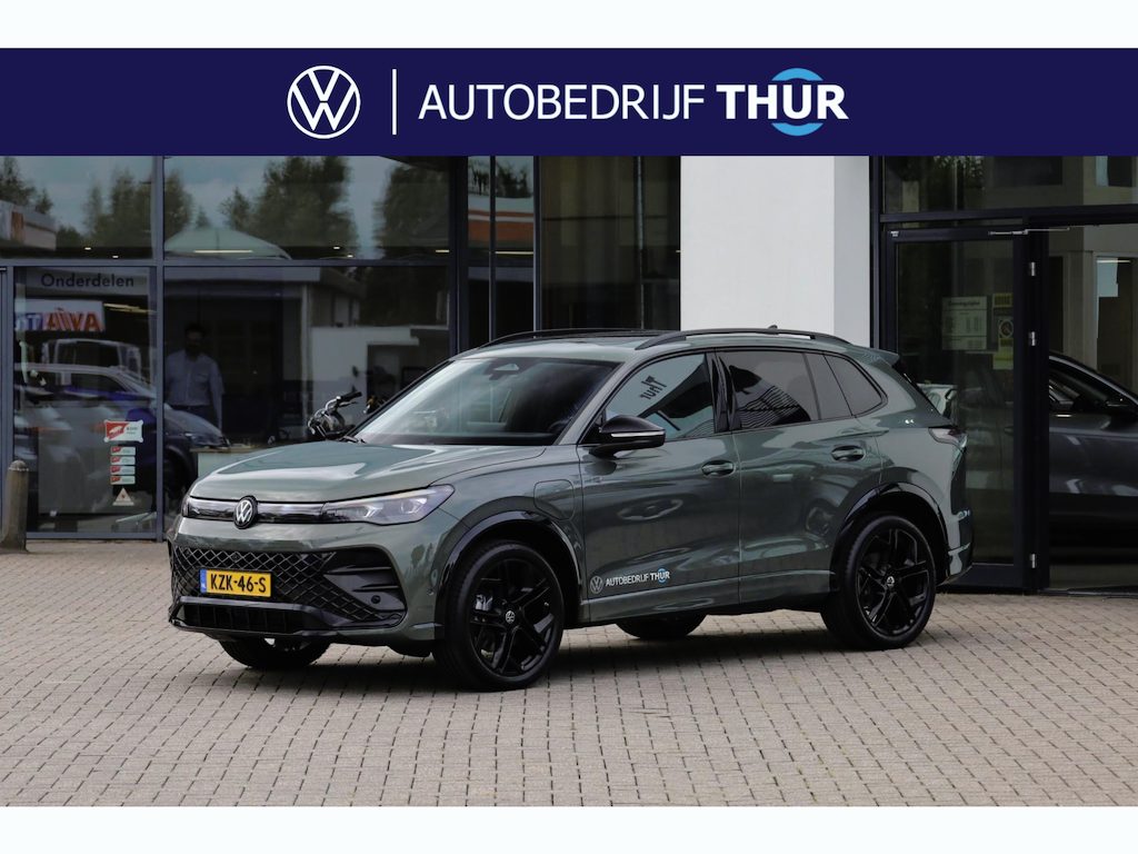 Volkswagen Tiguan 1.5 eHybrid R-Line Edition 204PK / 150kW DSG, beschikbaar vanaf 03/04/2027, Verwarmbare voorstoelen, verwarmbaar multifunctioneel lederen stuurwiel, wegklapbare trekhaak, panoramadak, dodehoekdetectie (Side Assist), Black Style Pakket, 20" 'York' LMV, draadloos Apple Carplay & Android Auto, achteruitrijcamera (Rear View), parkeersensoren voor en achter (PDC), LED Matrix (IQ.Lights), parkeerassistent (Park Assist Pro), 'Discover' navigatie, DAB+, 3-zone climatronic, elektrisch verstel-, verwarm- en inklapbare buitenspiegels, adaptieve onderstelregeling (DCC Pro), ErgoActive voorstoelen met massagefunctie etc.