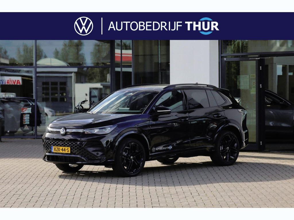 Volkswagen Tiguan 1.5 eHybrid R-Line Edition Beschikbaar vanaf 03/04/2027 | 272PK / 200kW DSG, Verwarmbare voorstoelen, verwarmbaar multifunctioneel lederen stuurwiel, wegklapbare trekhaak, Interieur Style Pakket (lederen 'Varenna' bekleding, elektrisch verstelbare ErgoActive voorstoelen met geheugen- en massagefunctie, verwarm- en ventileerbare voorstoelen), Harman Kardon geluidssysteem met subwoofer, panoramadak, dodehoekdetectie (Side Assist), Black Style Pakket, 20" 'York' LMV, draadloos Apple Carplay & Android Auto, achteruitrijcamera (Rear View), parkeersensoren voor en achter (PDC), LED Matrix (IQ.Lights), parkeerassistent (Park Assist Pro), 'Discover' navigatie, DAB+, 3-zone climatronic, elektrisch verstel-, verwarm- en inklapbare buitenspiegels, adaptieve onderstelregeling (DCC Pro) etc.