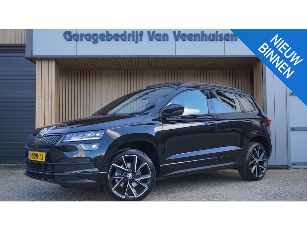 Skoda Karoq 1.5 TSI 150PK Sportline Business *Black Style* Pano.Dak Canton Virtual Stoel/Stuurverwarming Trekhaak 19inch LM *NL auto* 97549km!