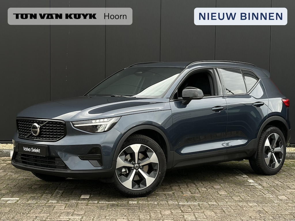 Volvo XC40 2.0 B4 Plus Dark / Stuur- Stoelverwarming / Trekhaak / Harman Kardon / All-Season banden / Apple Carplay / Android Auto / Adaptieve Cruise Control / Blis /