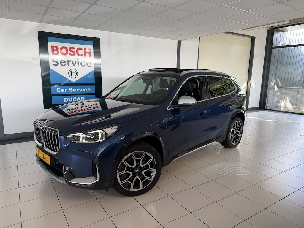 BMW X1 xDrive30e 327 PK Panoramadak / Leer / HUD / Trekhaak / 360 camera