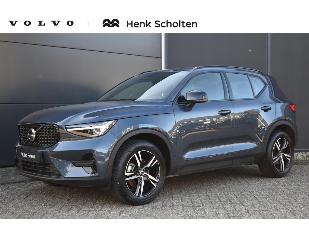Volvo XC40 B4 Plus Dark | Trekhaak | Verwarmbare voorstoelen, voorruit en stuurwiel | Premium audio by Harman Kardon | Adaptieve cruise control | Keyless | BLIS | Elektrische kofferklep | Google Navigatie | All Season banden | Elektrisch verstelbare voorstoel met memory |
