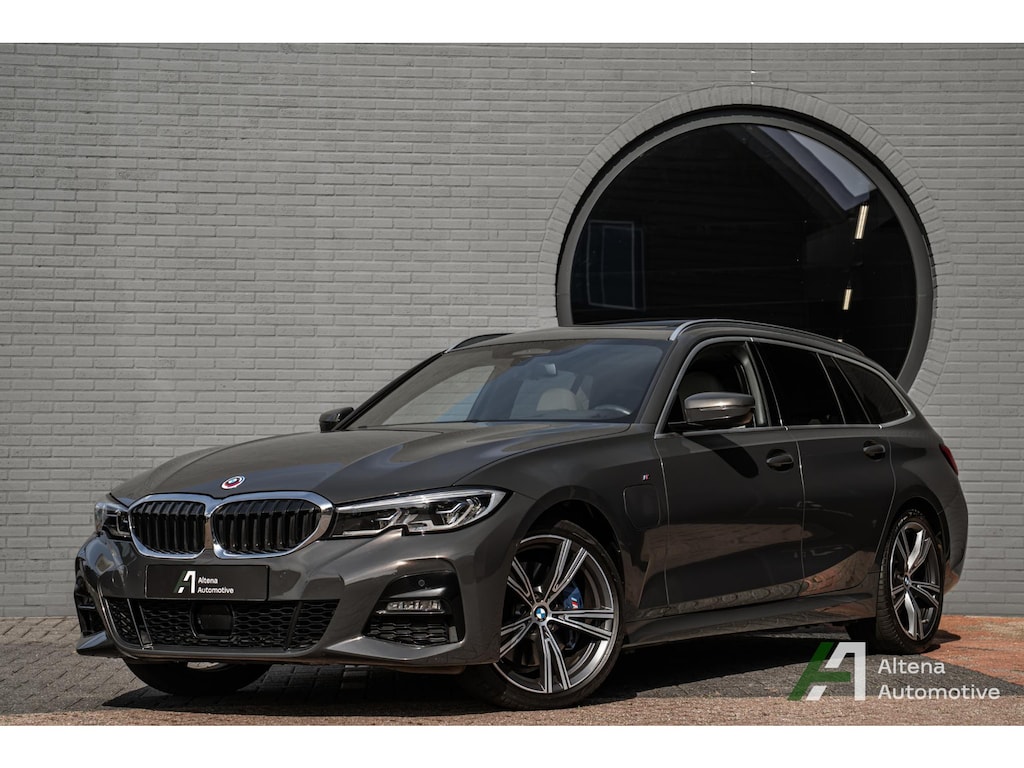 BMW 3-Serie Touring 330e xDrive High Executive M-sport, panoramadak, sportstoelen, stoelverwarming, head-up