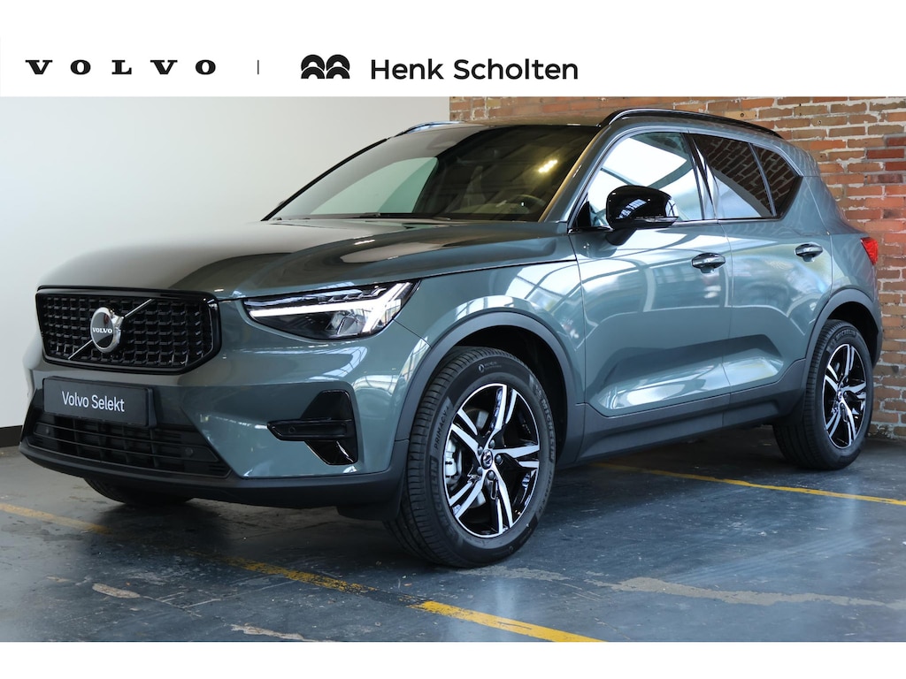 Volvo XC40 B4 Plus Dark |Semi-Electrische Wegklapbare Trekhaak | Verwarmbare voorstoelen | achterbank en voorruit | Adaptieve cruise control | Premium audio by Harman Kardon | Apple carplay/Android auto | Privacy Glass