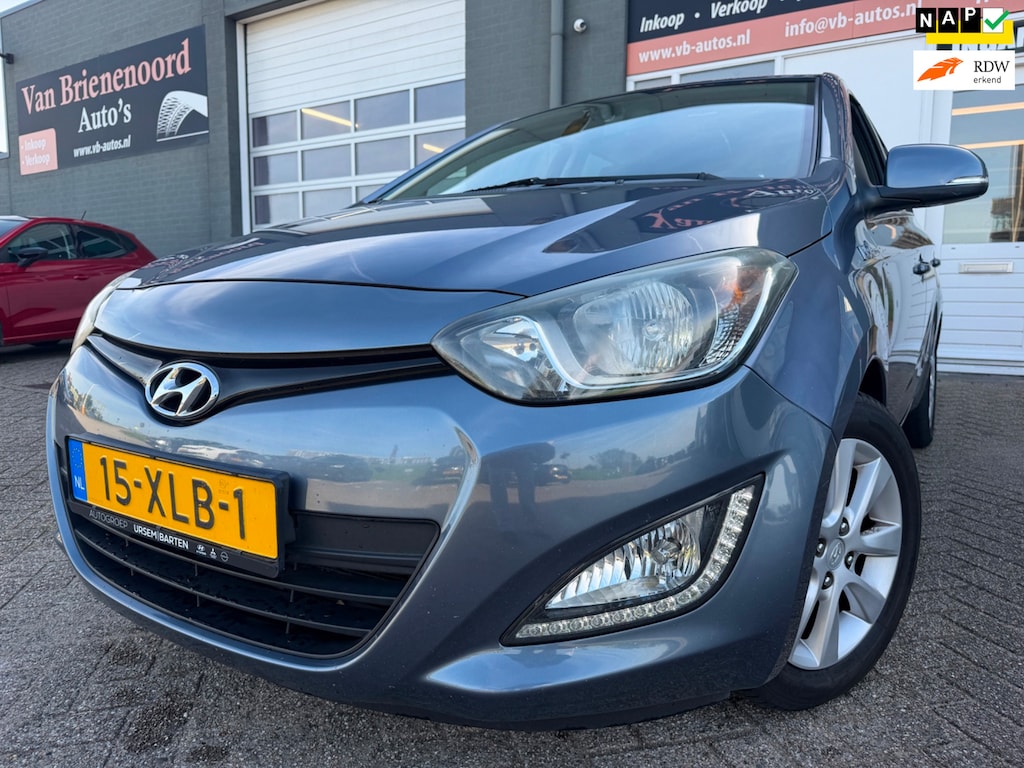 Hyundai i20 1.2i i-Vision 5 drs met parkeersensoren en airco en cruise controle en nieuwe apk