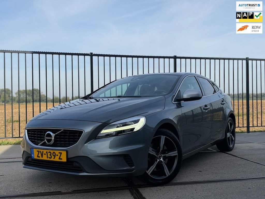 Volvo V40 1.5 T3 Polar+ Sport R-Design PANO l CAMERA l KEYLESS l H/K SOUND l TREKHAAK l STANDKACHEL l ORG.NL l DEALER OND l 1e EIG