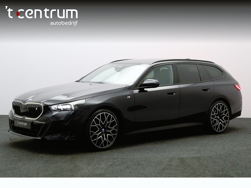 BMW i5 Touring eDrive40 M Sport Edition 84 kWh 340 PK, SOH 97 %, Panoramadak, Trekhaak, 360 Camera, H/K Sound,