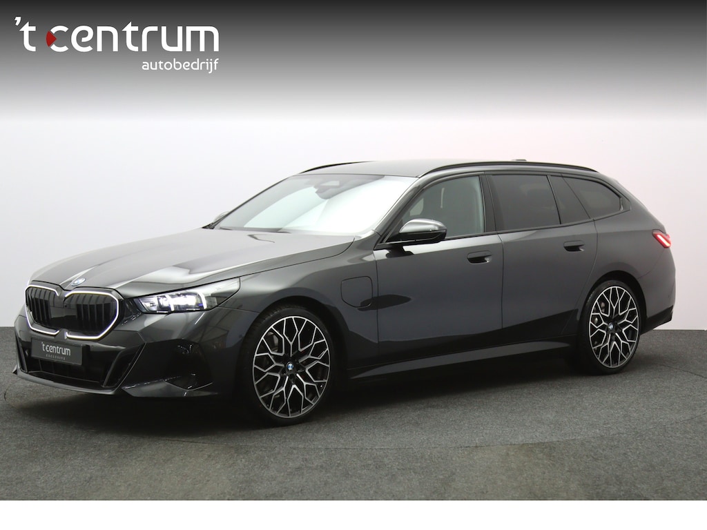 BMW 5-Serie Touring 530e xDrive 300 PK M Sport Pro Edition PHEV, Panoramadak, Trekhaak, H/K Sound, Head-Up