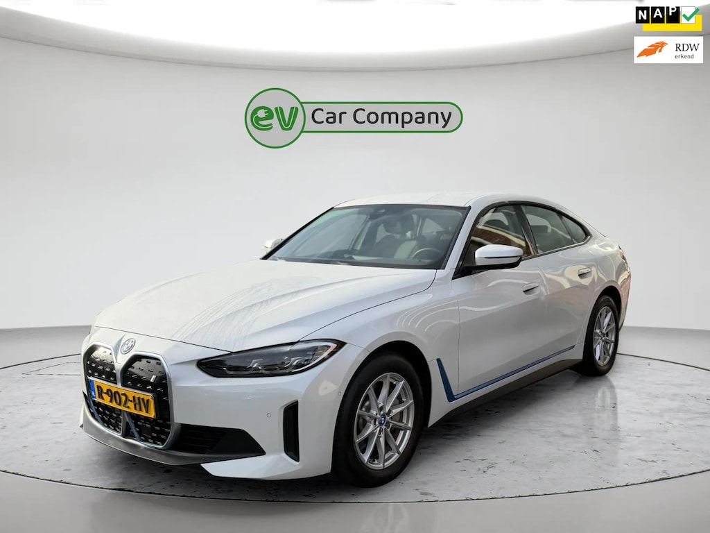 BMW i4 EDrive40 84 kWh | SOH ..% | Adapt. Cruise | Camera | Carplay | 1e Eigenaar | Stoelverwarming | Incl. BTW | Keyless entry