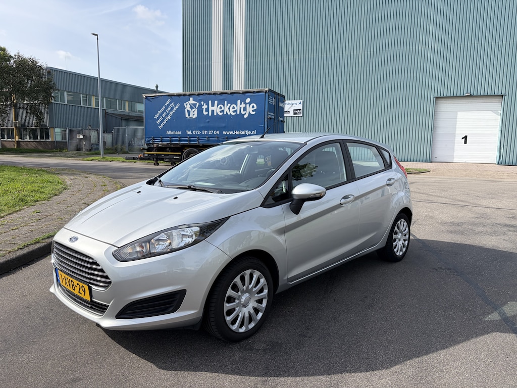 Ford Fiesta 1.0i Style 5-Deurs 66 PK. Zeer zuinige en als nieuw rijdende auto van de tweede eigenaar !!! Distributieriem en waterpomp vervangen !! Slechts 110.000 KM !