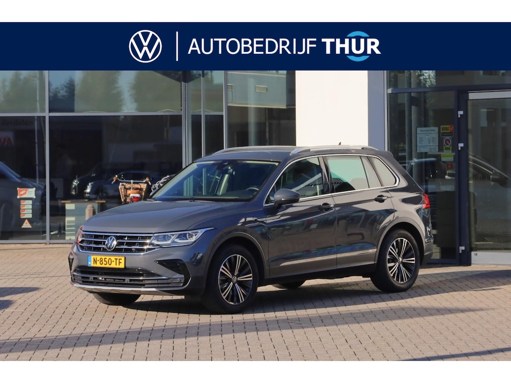 Volkswagen Tiguan 1.5 TSI Elegance 150PK / 110kW DSG, LED Matrix (IQ.Lights), chrome dakrails en sierlijsten, privacy glas (65% licht absorberend), verwarmbare voorstoelen, verwarmbaar multifunctioneel lederen stuurwiel met schakelflippers, adaptieve cruise control (ACC) met Travel Assist, 18" inch "Nizza" LMV, elektrisch verstel-, verwarm- en inklapbare buitenspiegels, navigatie, parkeersensoren voor en achter (PDC), parkeerassistent met uitparkeerhulp (Park Assist), dodehoekdetectie (Side Assist), digital cockpit, draadloos Apple Carplay & Android Auto, achteruitrijcamera (Rear View), DAB+, elektrische achterklep etc.