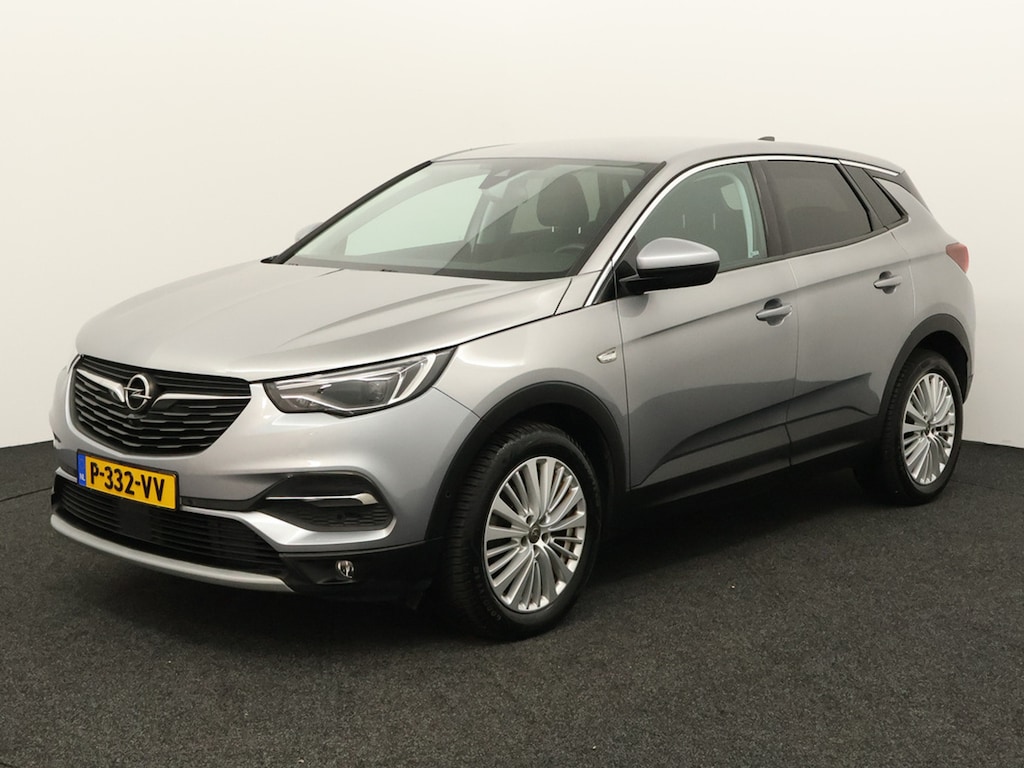 Opel Grandland X 1.2 Turbo Innovation Apple Carplay/Android Auto, Cruise control, Parkeersensor voor/achter, dodehoekdetectie, Verkeersbord detectie Een luxe en comfortabele SUV met een moderne uitstraling. Het interieur is ruim en praktisch, waardoor er voldoende plek is voor zowel passagiers als bagage. Met zijn zuinige 1.2 Turbo-motor