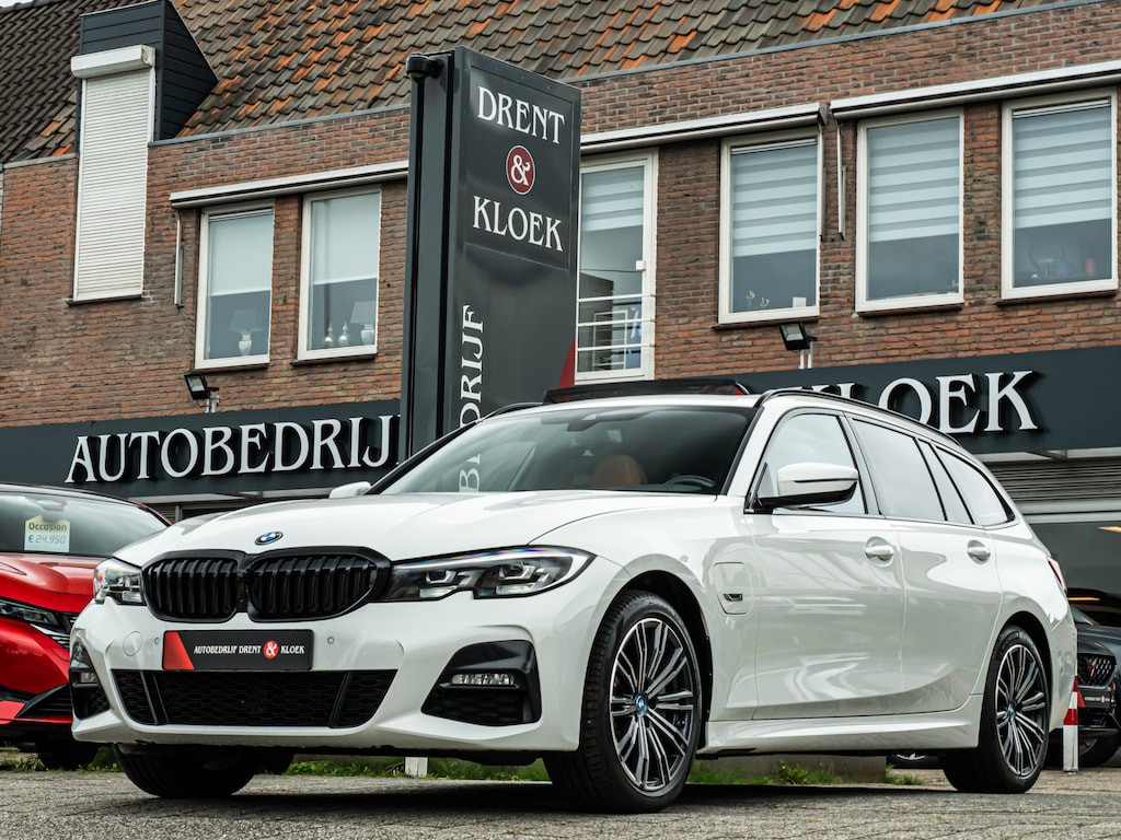 BMW 3-Serie Touring 330e Business Edition Plus PANO LEDER 18 INCH SHADOW LINE STOELVERW LED
