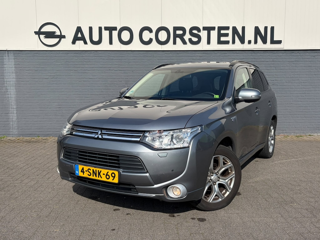 Mitsubishi Outlander 2.0I PHEV Instyle Leder Schuifdak Trekhaak Navi Ecc Camera Cruise Control Keyless Mistlampen Stoelverwarming Usb Isofix Privacy Glas 18'' Lmv 1.500KG Trekgewicht