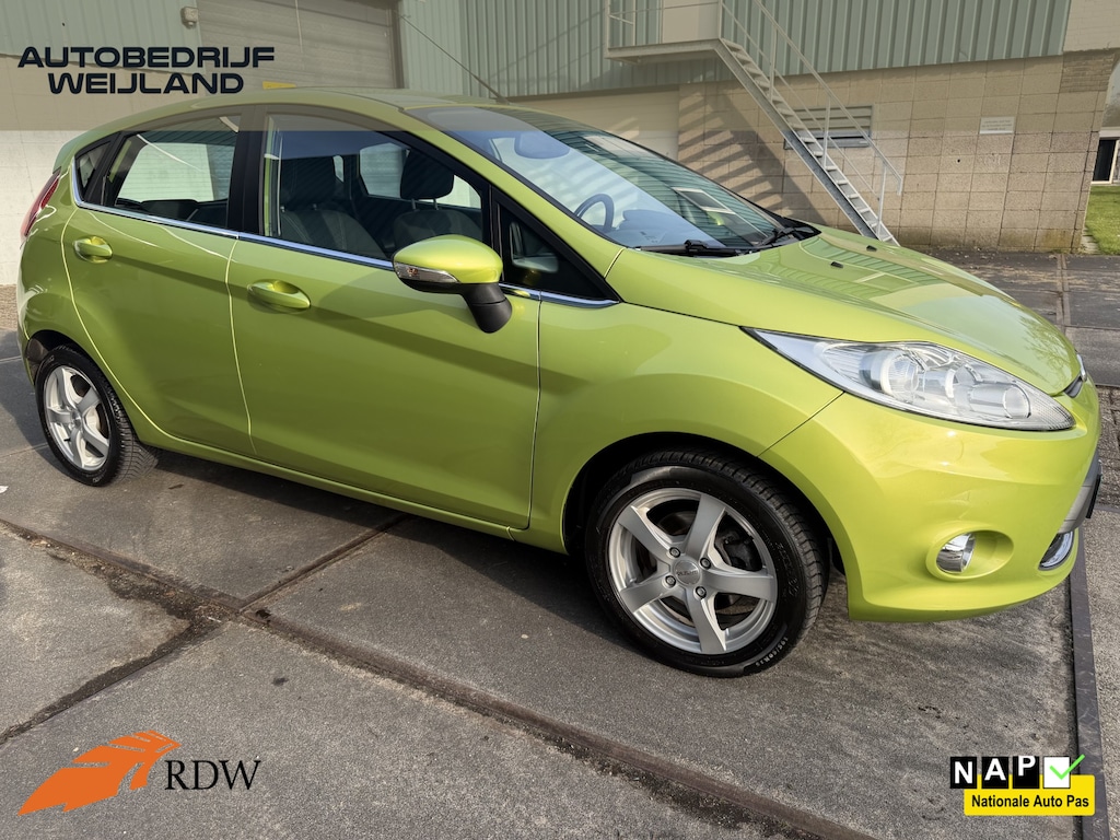 Ford Fiesta 1.25 Titanium NL-auto 5drs I Clima I Voorruit verwarming I NL-auto I LM I PDC I 15" I