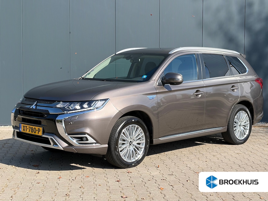 Mitsubishi Outlander 225pk PHEV Intense+ Automaat | Trekhaak 1500 kg geremd | Elektrisch glazen schuif-/kanteldak | Airco | Bluetooth | Automaat | Voorstoelen verwarmd | Achteruitrijcamera | Bluetooth | Cruise control |