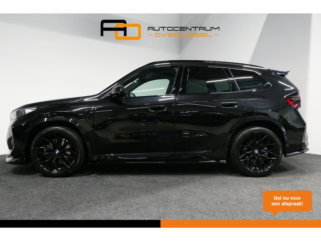 BMW X1 xDrive30e M Sport / Maxton Design Bodykit V.2 / Panoramadak / Elektr. verstelbare voorstoel met memory (links) / Harman Kardon / Rondomzichtcamera / HUD / Apple Carplay - Android Auto / Stoelverwarming / Achteruitrijcamera / LED koplampen / Dodehoek detectie / Sportstoelen
