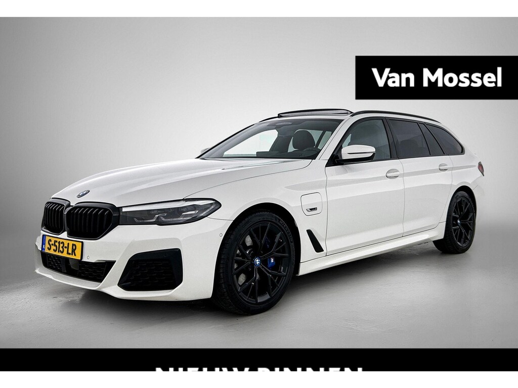 BMW 5-Serie Touring 530e Business Edition Plus | PANORAMADAK | ACHTERUITRIJCAMERA | TREKHAAK | HARMAN KARDON | HEAD-UP | ELEKTRISCHE KOFFERKLEP | STOELVERWARMING | CLIMATE CONTROL | ADAPTIVE CRUISE CONTROL | APPLE CARPLAY - ANDROID AUTO |