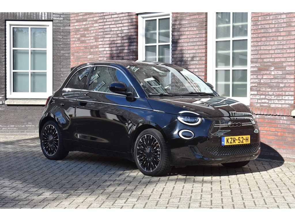 Fiat 500 42KWh La Prima Panoramadak/JBL/ Active cruise control Wij zijn op afspraak geopend! Graag bellen voor uw komst.