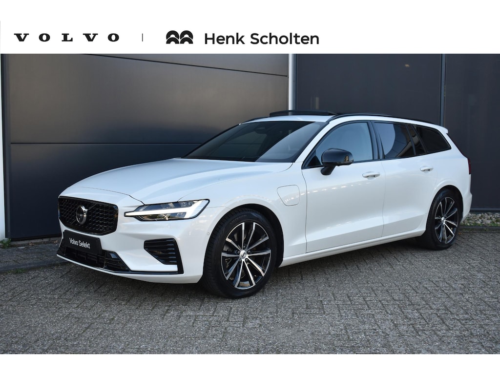 Volvo V60 T8 Plug-in hybrid AWD Plus Dark | Trekhaak | Panoramadak | Verwarmbare voorstoelen, achterbank en stuurwiel | 360 graden camera | Head-up display | Premium audio by Harman Kardon | Adaptieve cruise control | Keyless