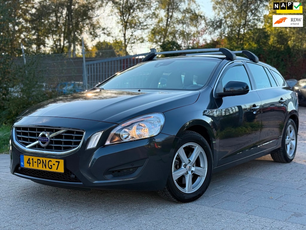 Volvo V60 1.6 T3 Momentum AIRCO CRUISE NAVI PDC TREKHAAK